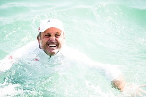 Vascotto festeggia in acqua la vittoria del mondiale TP52