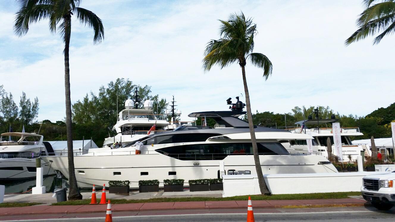 Il Sanlorenzo SL86 esposto sul canale che costeggia Collins Avenue, a Miami