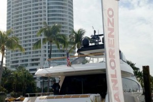 Il Sanlorenzo SL86 esposto sul canale che costeggia Collins Avenue, a Miami