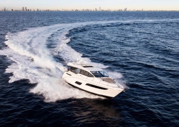 Nautica: presentato il nuovo Sea Ray 450 Sundancer