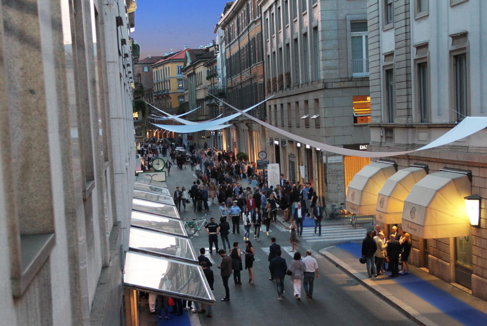 L'allestimento della famosa strada dello shopping milanese durante Montenapoleone Yacht Club 2015