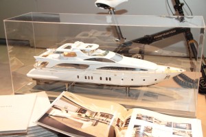Un modellino Azimut all'interno dell'atelier Damiani durante il Montenapoleone Yacht Club