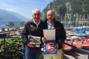 Il Presidente del club Giancarlo Mirandola si è scambiato il classico “gagliardetto” con il Direttore dello Yacht Club de Monaco Bernard d’Alessandri