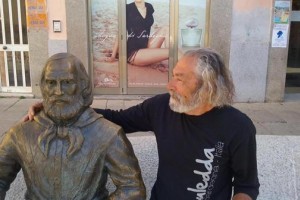 Arturo Bruni, il direttore della regata, accanto al busto di Giuseppe Garibaldi