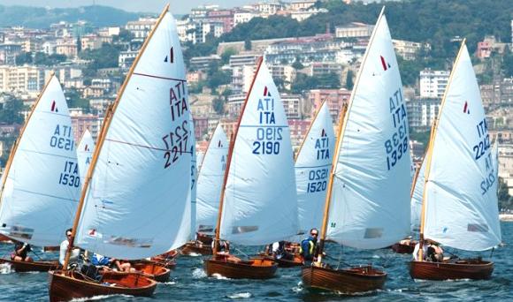 La flotta del Trofeo Dinghy 12' fa rotta sul lago di Como