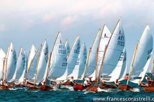La flotta del Trofeo Dinghy 12' fa rotta sul lago di Como