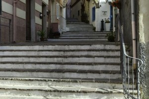 Archiotto e tipica scalinata in Via Solferino, Carloforte. Foto Wikimedia Commons