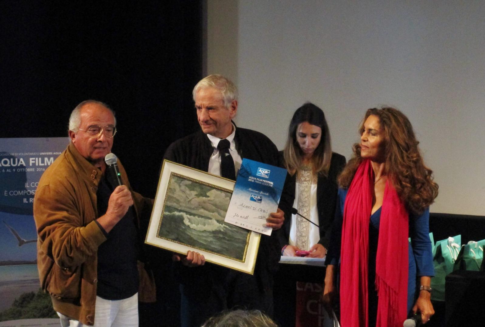 Il comandante Busetto premia il regista del cortometraggio menzione speciale aqua mare all'Aquafilmfestival