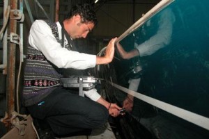 Stefano Beltrando, di QI Composites, mentre analizza le strutture di uno scafo