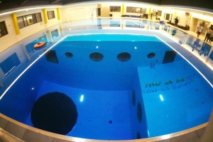 La piscina più profonda d'Asia, Divecube