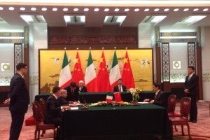 Il momento della firma del contratto per Fincantieri, alla presenza dei Presidenti Mattarella e Jinping