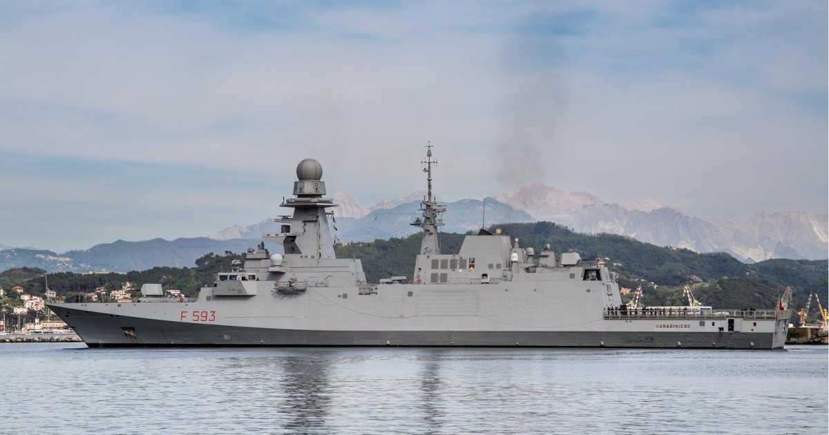 Pressmare Marina Militare nave Carabiniere in sosta a Singapore