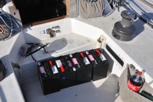 Un set di batterie pronte all'installazione in una barca a vela