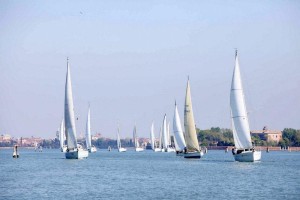 Trenta imbarcazioni alla Veleggiata d'Apertura tra un discreto vento e una giornata di sole fantastica