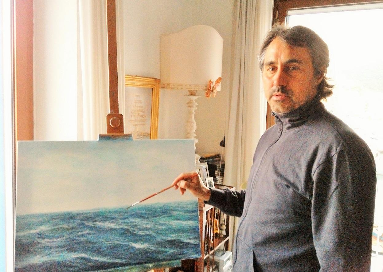 Daniele Calchetti mentre dipinge una sua recente opera