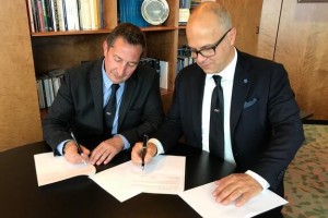Il presidente FIV Francesco Ettorre e Oliviero Carducci di Olicor, firmano il rinnovo