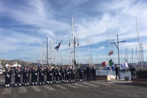 L’alza bandiera nel porto di Cala Gavetta eseguito dal picchetto armato della Marina Militare, ha aperto la XXXVII edizione del Campionato Nazionale Open J24