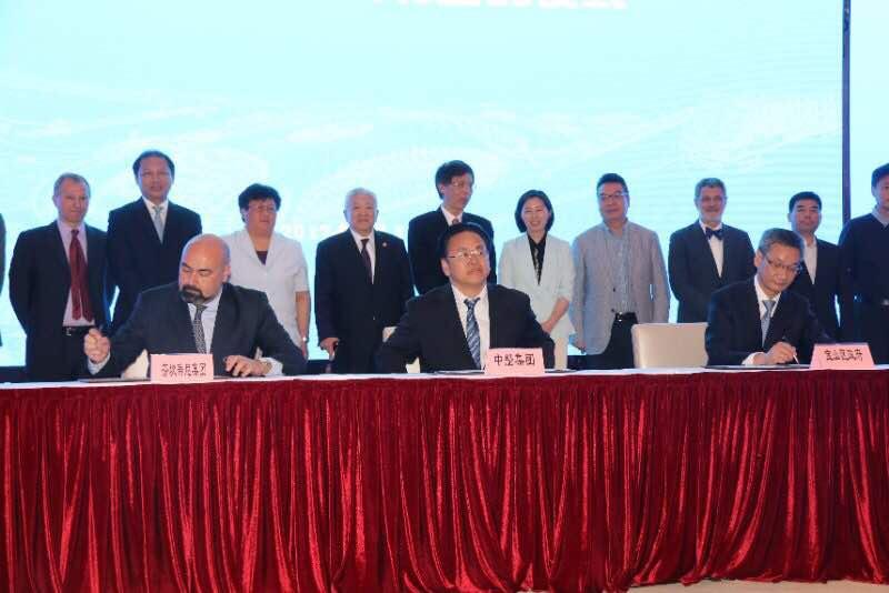 Fabrizio Ferri, CEO di Fincantieri China, Chen Qi, Vice presidente di CSSC, e Su Ping, Vice direttore del distretto di Baoshan