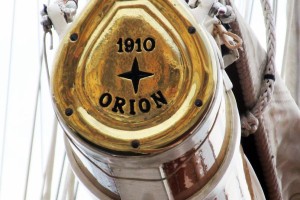 L'emblema in ottone della goletta Orion - foto Daniele Busetto