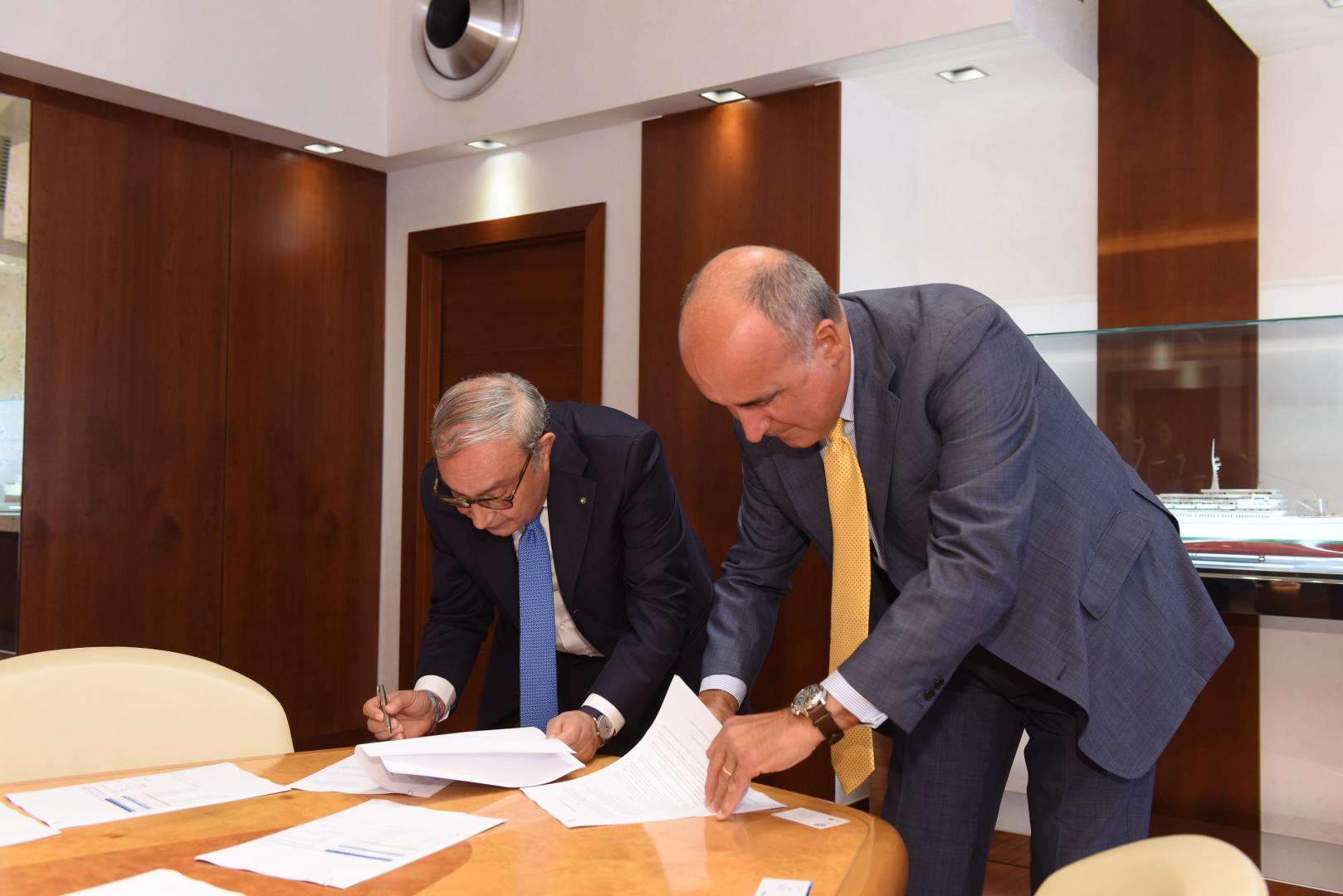 Firma tra Sandro De Poli, Presidente e CEO di GE Italia, e Giuseppe Bono, CEO di Fincantieri