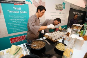 Eventi di degustazione di prodotti tipici nella piazzetta Barcolana promossi da Despar