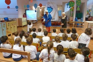 Storia, teatro e navigazione alla scuola materna con Optimist donato dalla FVRiva