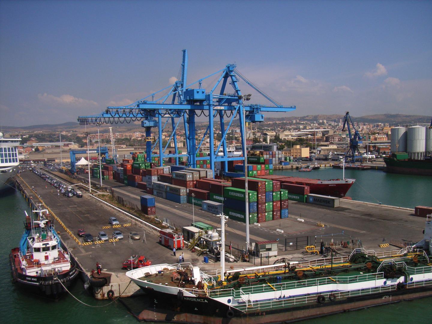 Il porto commerciale di Civitavecchia