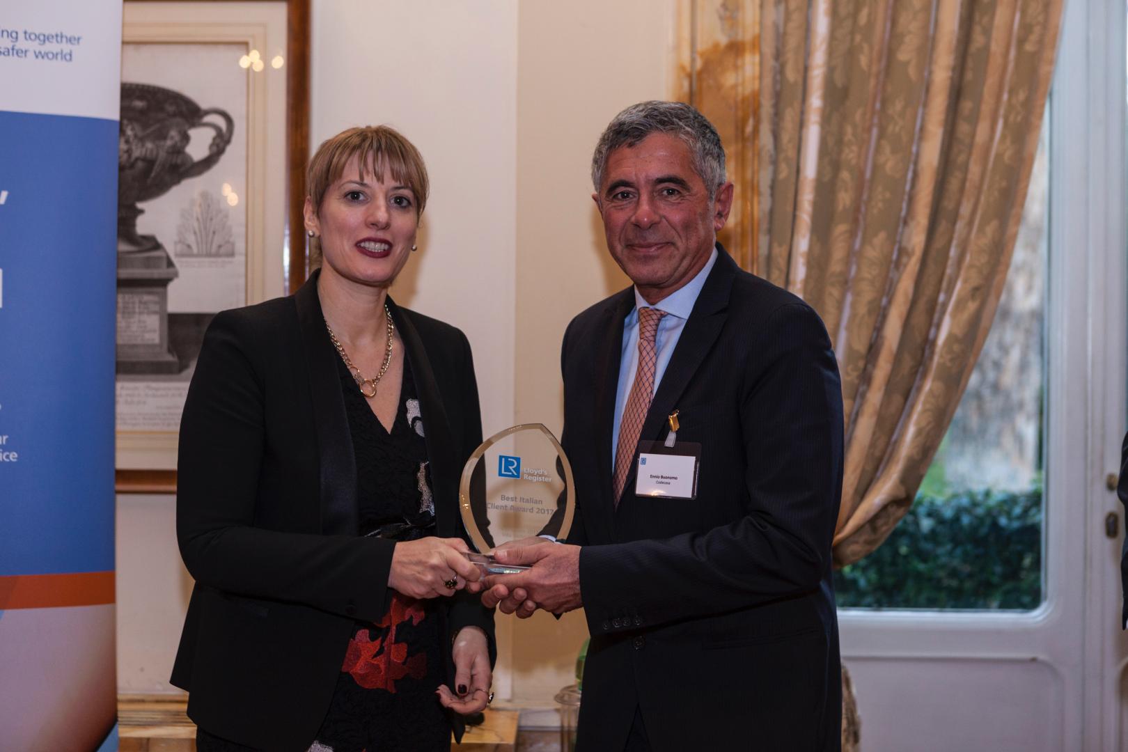 Jill Morris, Ambasciatore Britannico, consegna il Premio conferito ai Cantieri Navali Codecasa dalla Lloyd’s Register Foundation