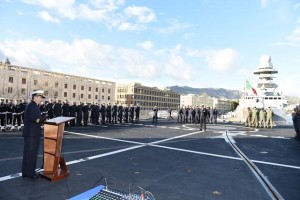 Si è svolta il giorno 29 dicembre nel porto di Messina a bordo di Nave RIZZO la cerimonia di avvicendamento del Comandante Tattico dell’ Operazione Mare Sicuro