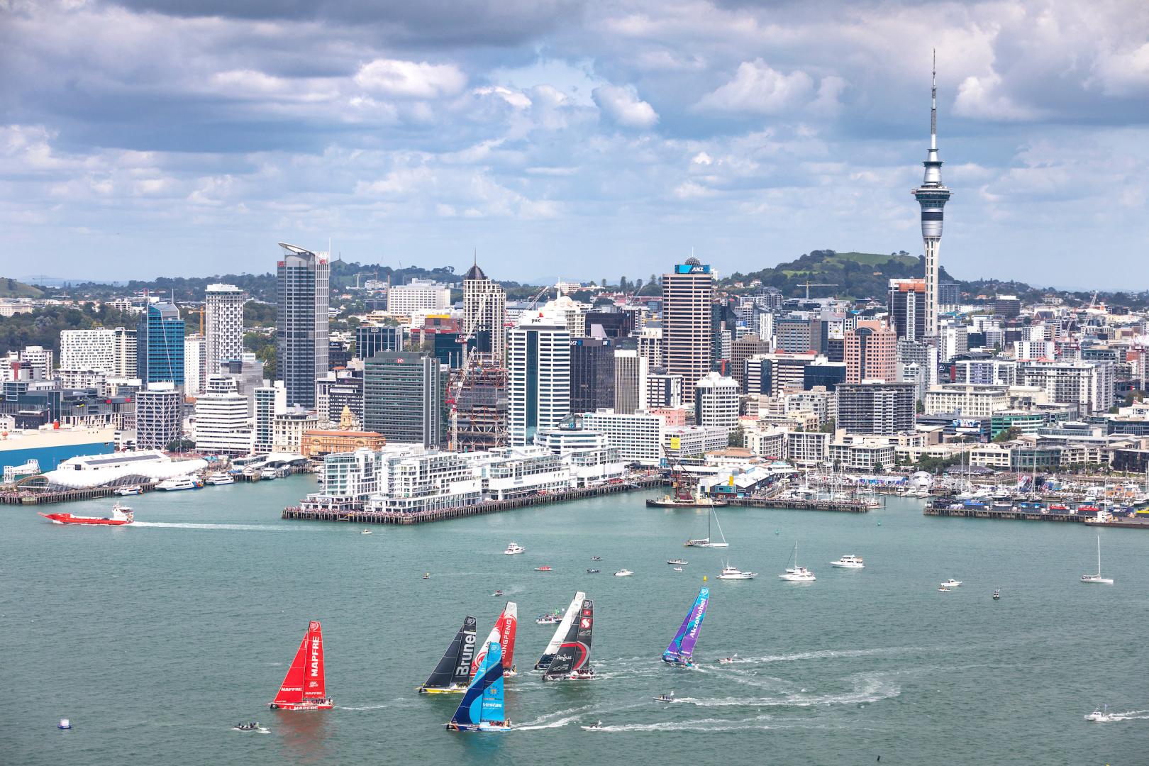MAPFRE lead a spectacular start from Auckland © María Muiña/MAPFRE