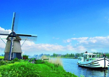 Städtetrip mal anders: Führerscheinfreie Hausbootreisen mit Locaboat Holidays nach Lyon, Amsterdam, Venedig und Berlin