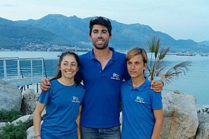 Sofie Fontanesi e Marco Gradoni con Simone Ricci, allenatore della squadra Optimist del Tognazzi Marine Village.