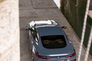 Lungo il Canal Grande a Venezia con la nuova BMW Serie 8 Coupé