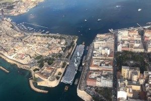 Nave Cavour attraversa il canale navigabile di Taranto