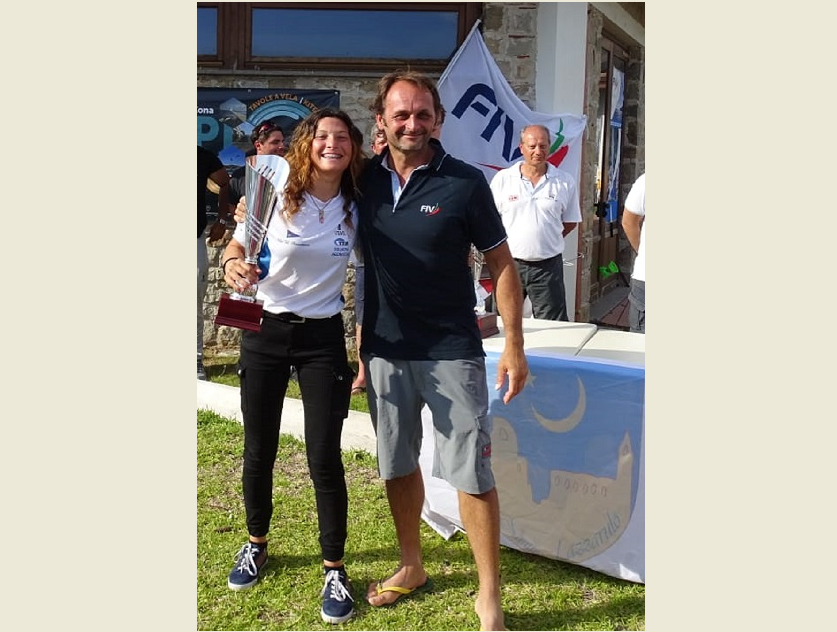 Da sx Irene Tari premiata da Mirco Babini-presidente mondiale classe kiteboard
