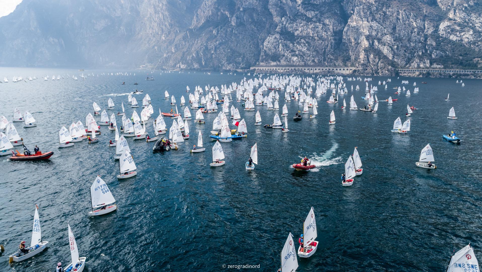 La flotta Optimist in preparazione alla partenza a Riva del Garda
