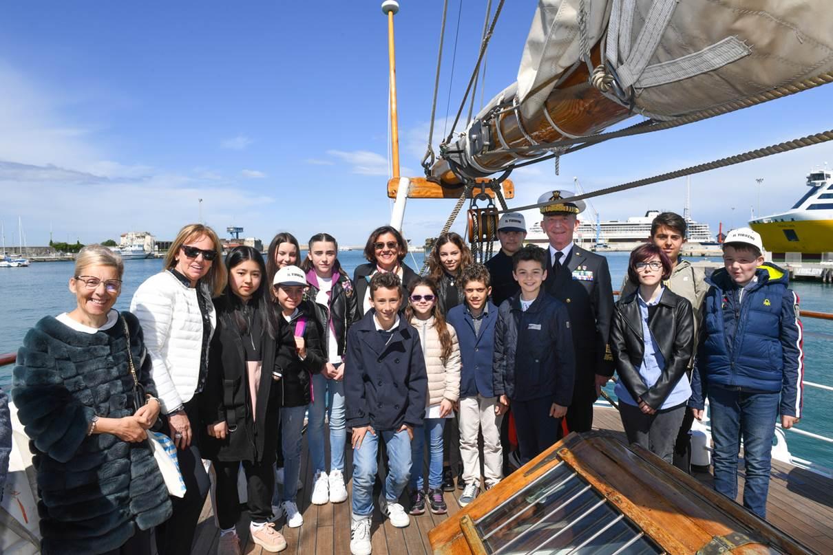 I vincitori del concorso «Il mare, le vele», ieri a bordo di Nave Italia per qualche ora di navigazione con il Ministro della difesa Elisabetta Trenta