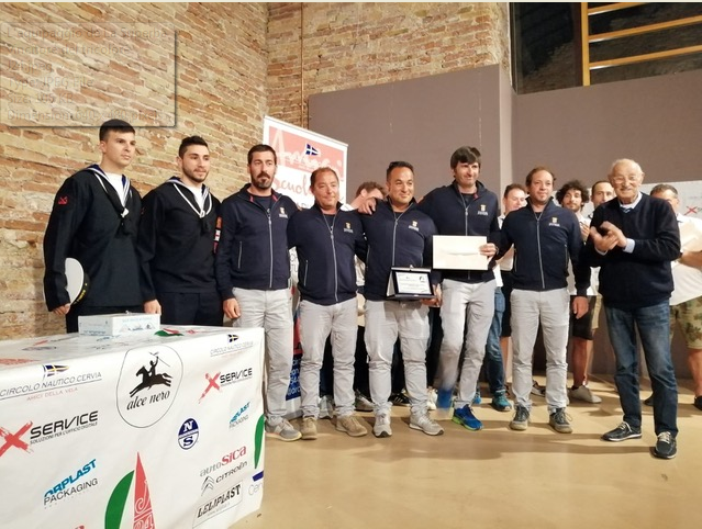 L'equipaggio de La Superba vincitore del tricolore J24