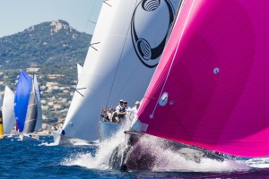 The yachts had a downwind start from the Golfe de Saint-Tropez, the maxis led away by Jethou.