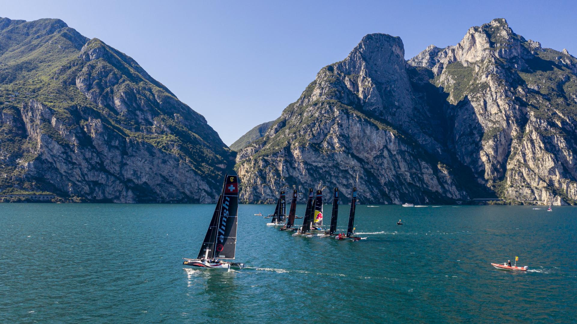 Il meraviglioso scenrio del Garda con le Dolomiti sullo sfondo. Foto: Sailing Energy / GC32 Racing Tour.