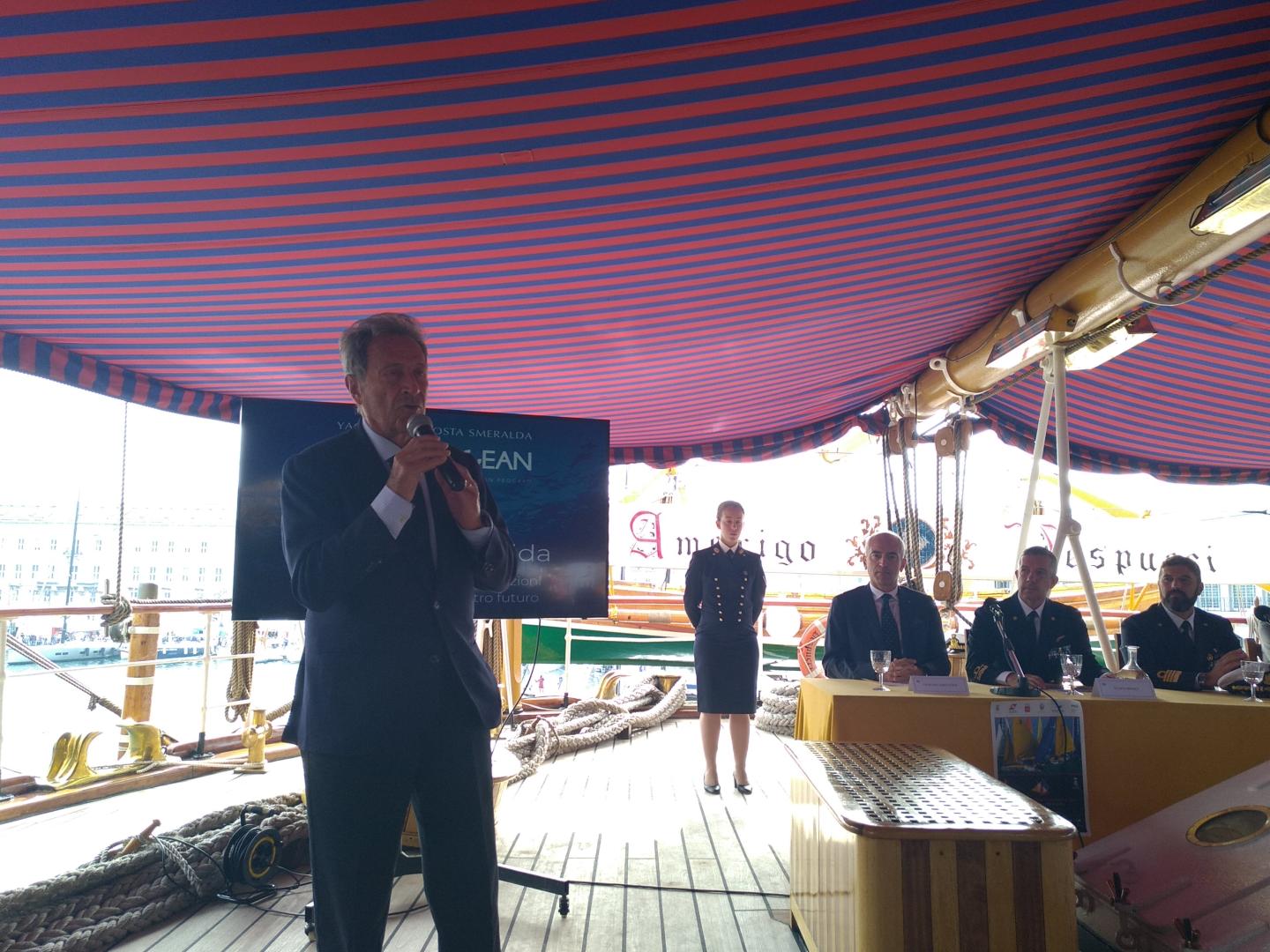 Il Commodoro YCCS Riccardo Bonadeo durante la presentazione a bordo di Nave Vespucci