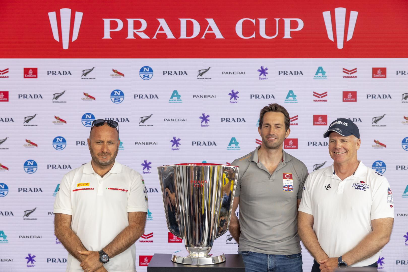 I tre skipper in posa con la Prada Cup: Max Sirena, Ben Ainslie e Terry Hutchinson