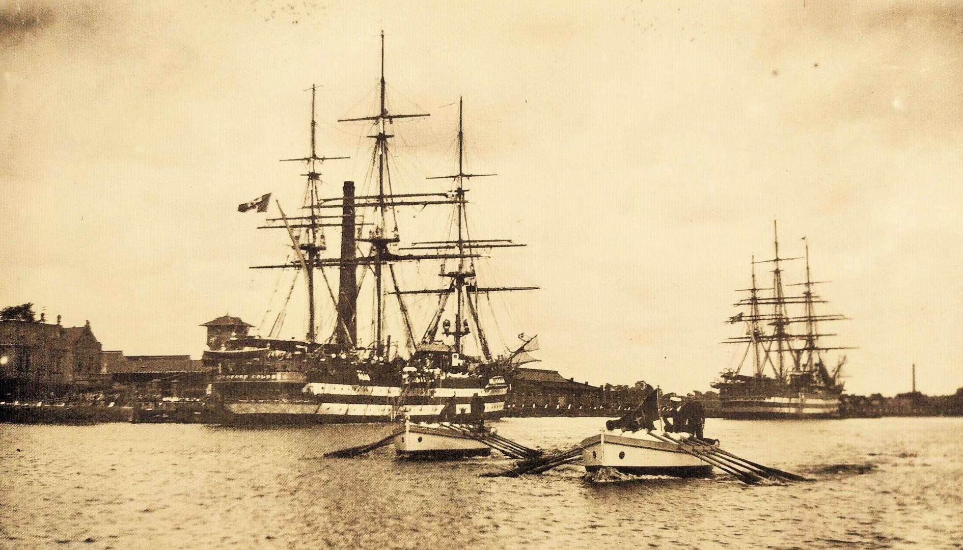 La due navi scuola Vespucci e Colombo in un porto della crociera del 1931