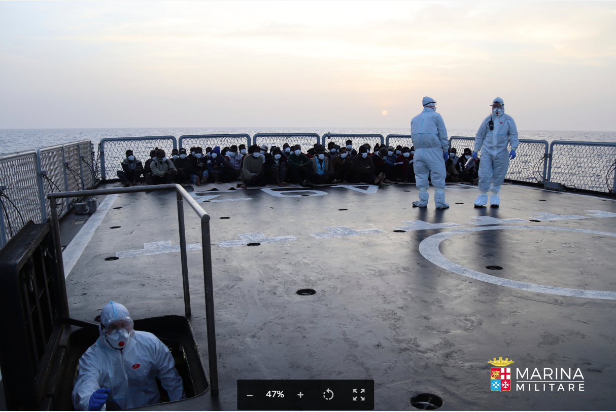 Il pattugliatore C. Foscari salva 49 naufraghi nel Mediterraneo