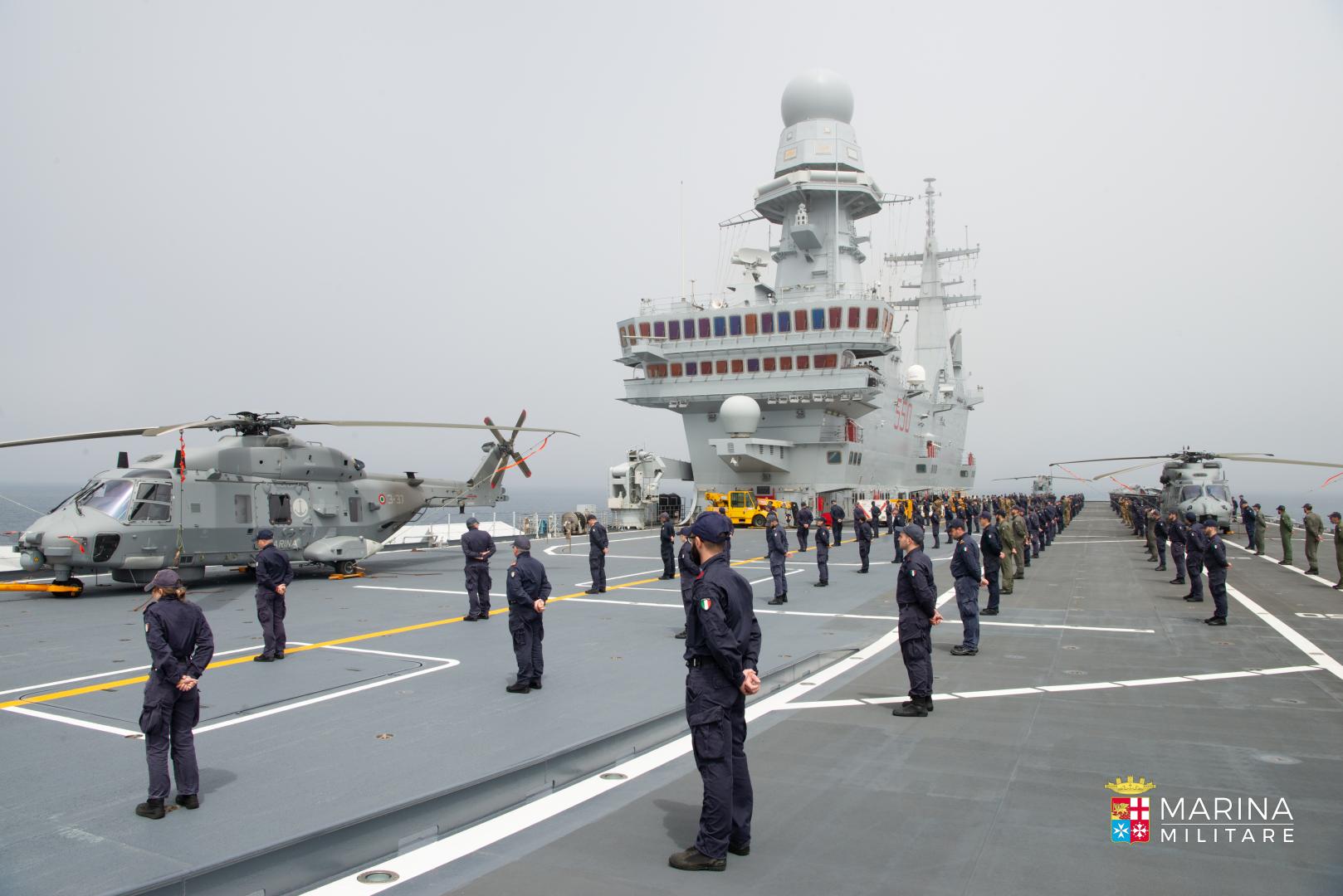 Marina Militare - la portaerei Cavour rientra a Taranto