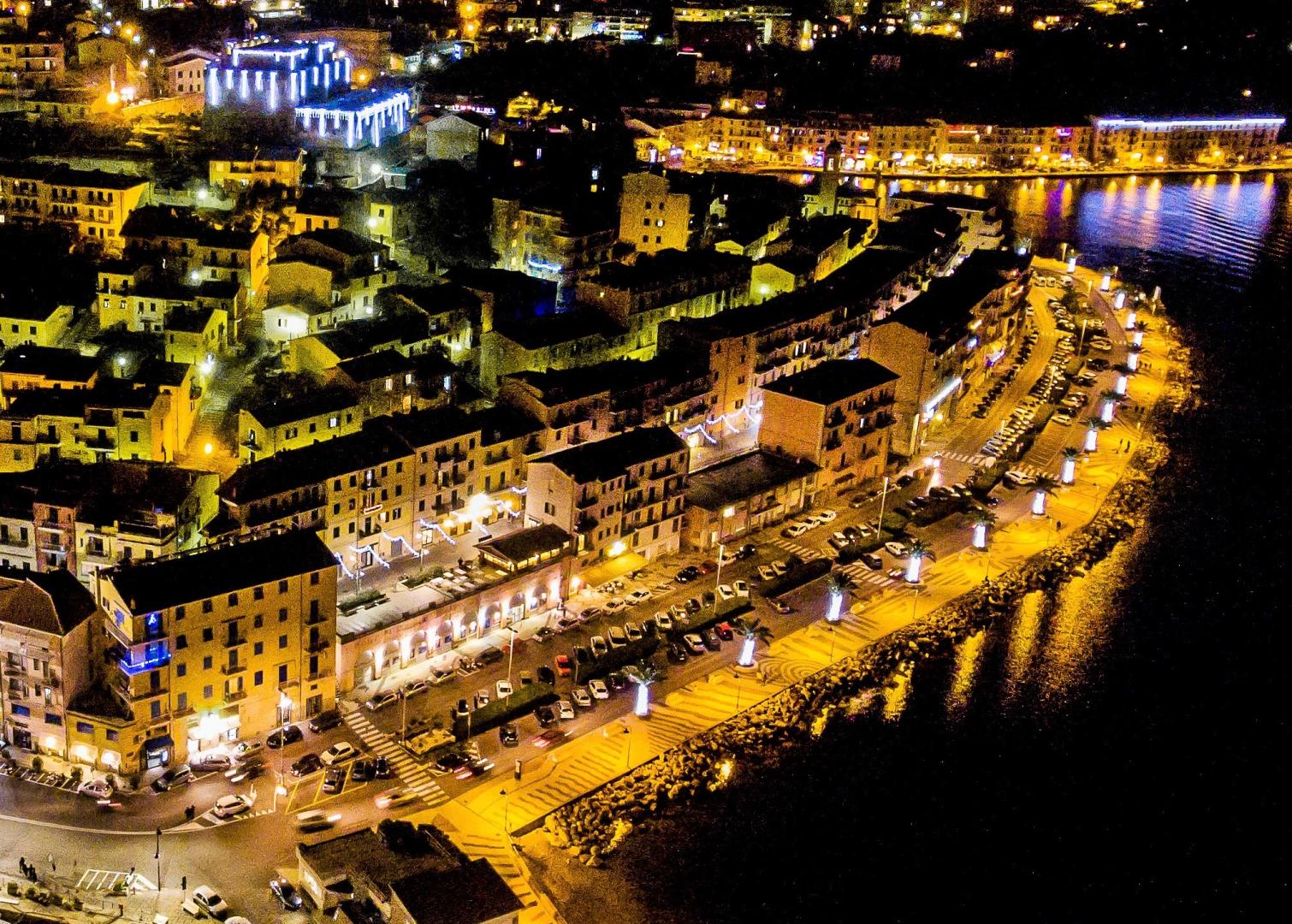 Il lungomare Giugiaro di notte fotografato dal  drone di Emanuele Galatolo - Artemare Club