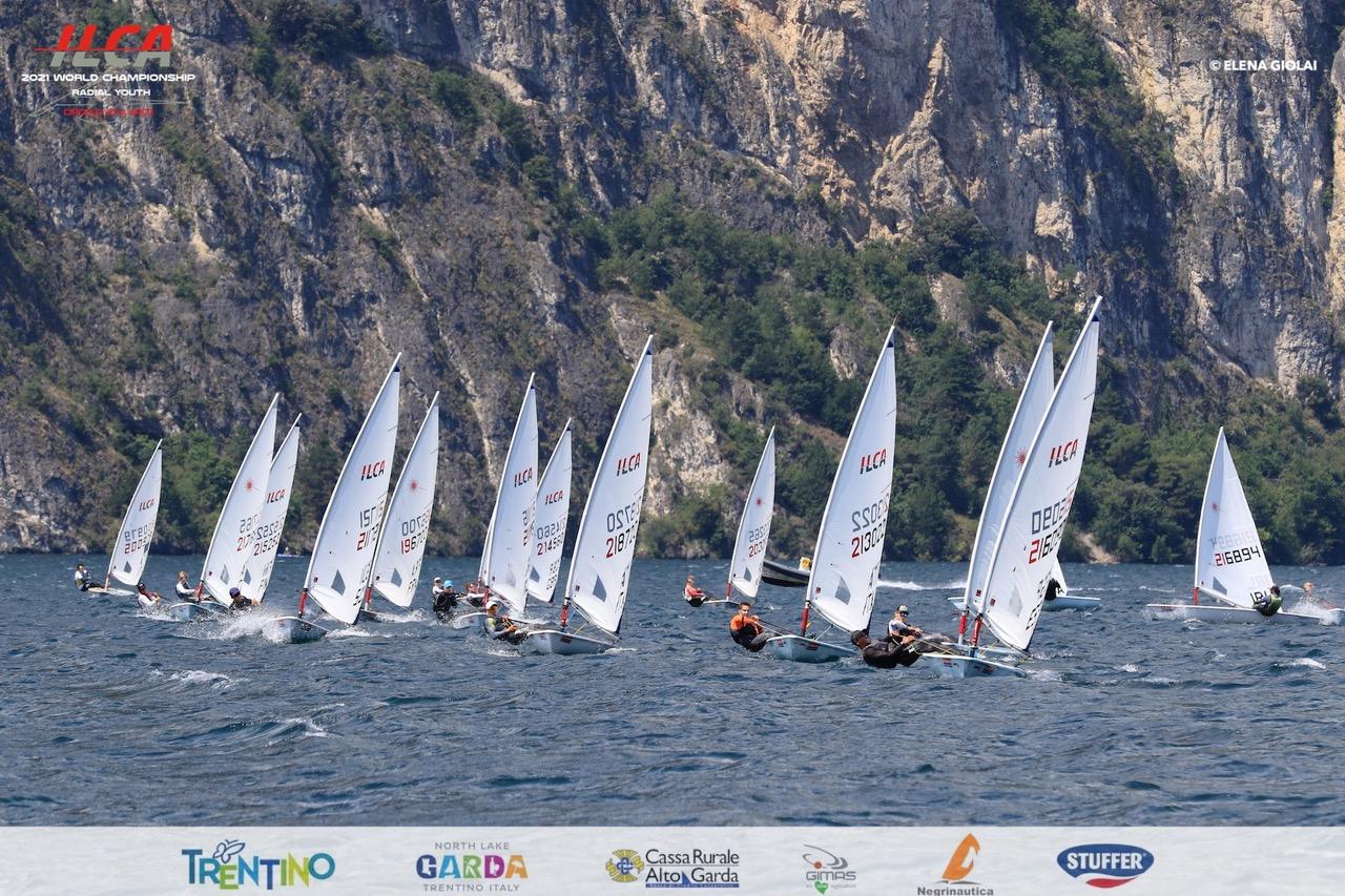 AI mondiali giovanili Ilca 6 sul Garda Trentino Mattia Cesana avanza