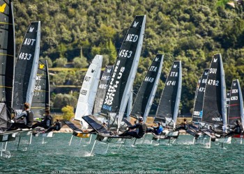 Day 2 Moth World Championship: 6 races, 2 Australians in the lead