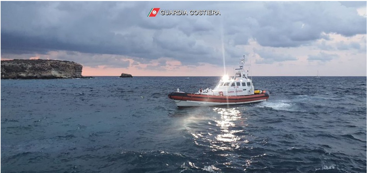 Affonda barcone, 125 migranti salvati dalla Guardia Costiera