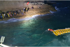Affonda barcone, 125 migranti salvati dalla Guardia Costiera